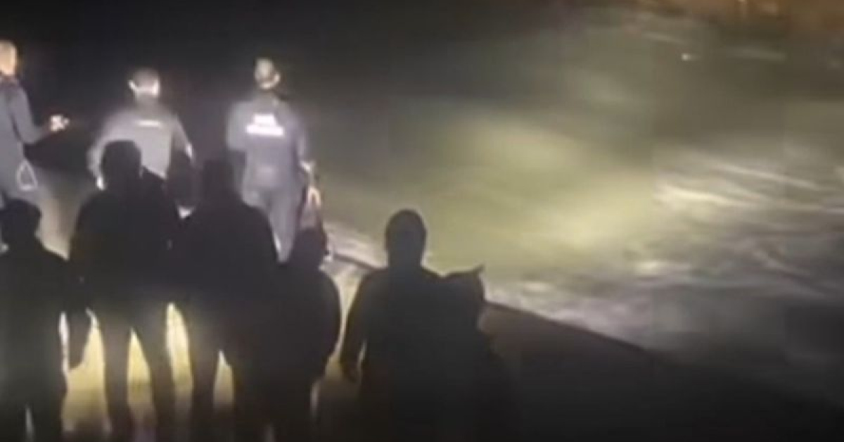 Şiddetli fırtına 3 işçiyi denize düşürdü: 1 ölü