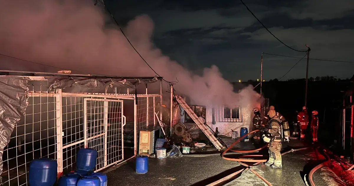 Sultangazi’de iki iş yeri alevlere teslim oldu