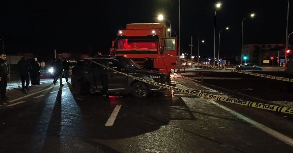 TIR ile otomobil çarpıştı: 7 yaralı