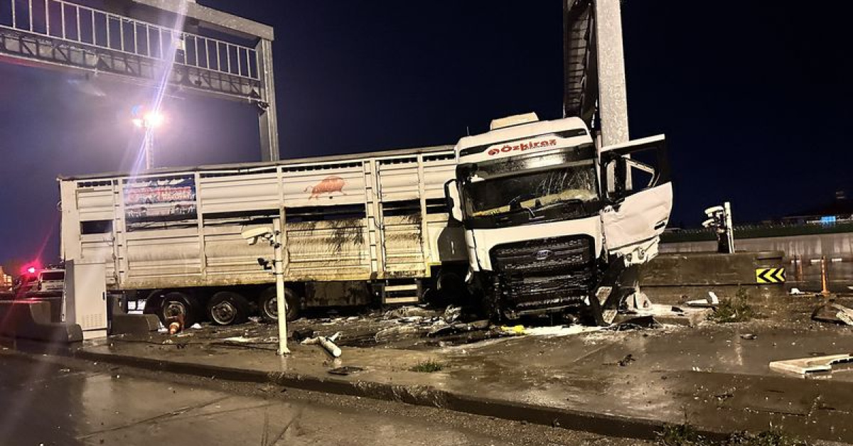 TIR otoyol gişelerinde direğe çarptı