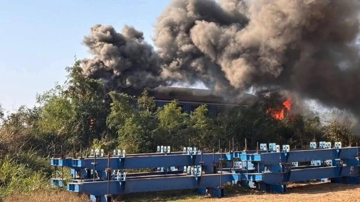 Tayland’da vinç faciası! Hareket eden trenin üzerine devrildi