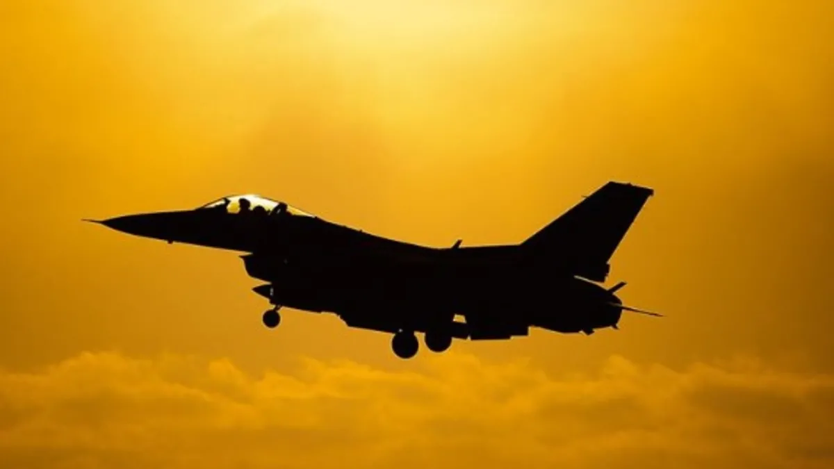 Tayvan’da F-16 uçağı eğitim uçuşunda denize düştü!