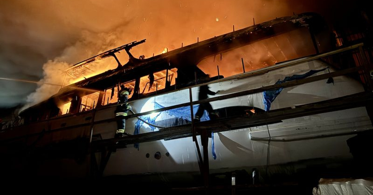 Tersanedeki teknede yangın çıktı