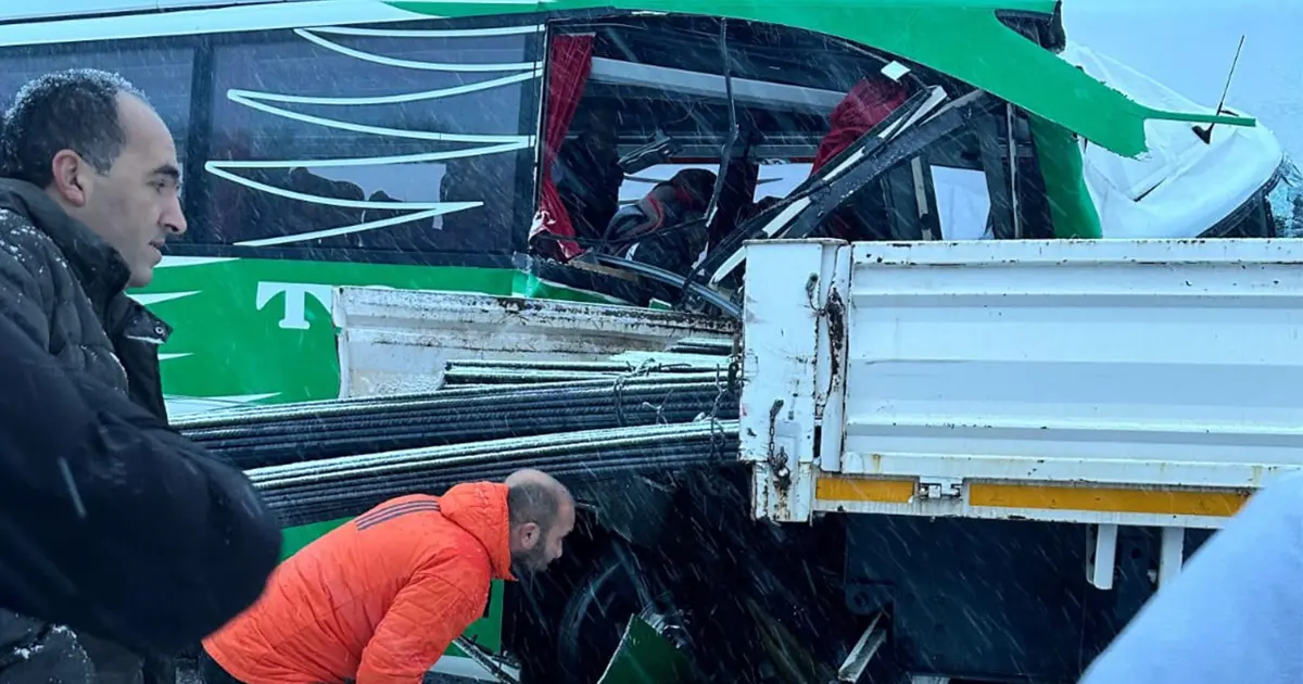 Tokat’ta karlı yolda kayan yolcu otobüsü TIR’a çarptı