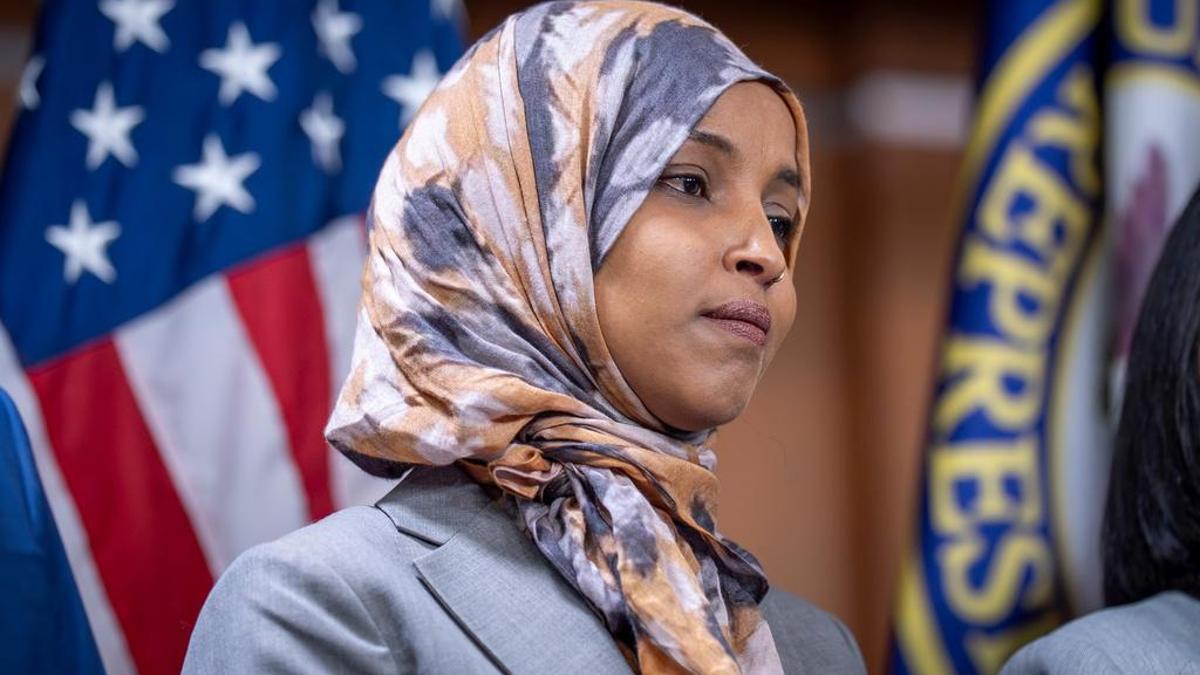 Trump yine Ilhan Omar’ı hedef aldı: “Hapiste olmalı, hatta daha kötü ceza olarak ülkesine dönmeli”