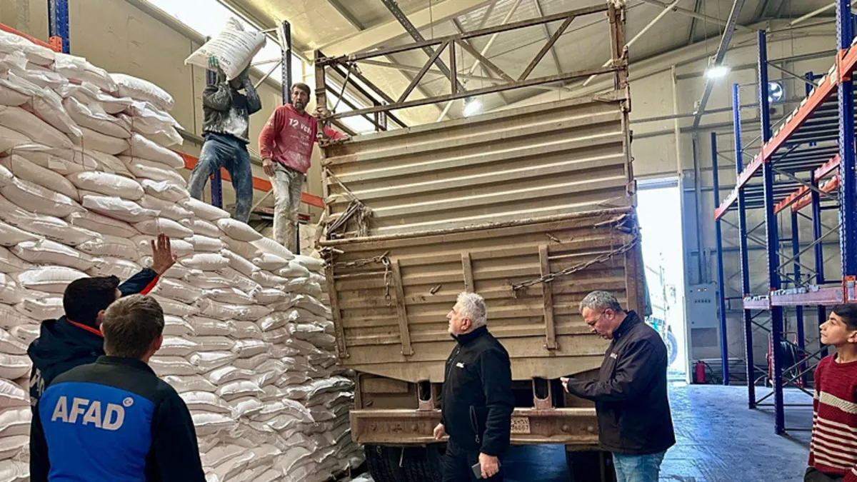 Türkiye’den Suriye’ye yardım eli: 11 TIR malzeme gönderildi