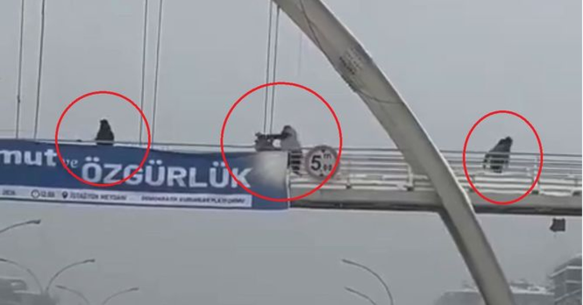 Üst geçitte kartopu atan çocukları yumruklayıp, yerde tekmeledi