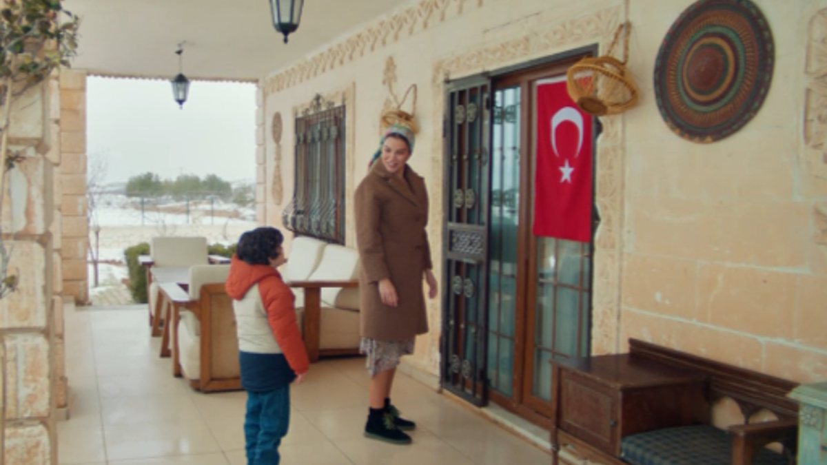 Uzak Şehir’den ince ‘Bayrak’ mesajı!