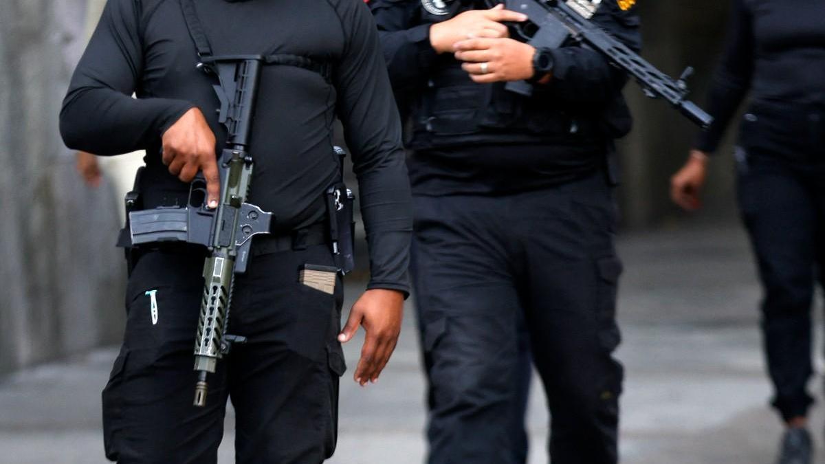 Venezuela’da başkanlık sarayı Miraflores çevresinde silah sesleri