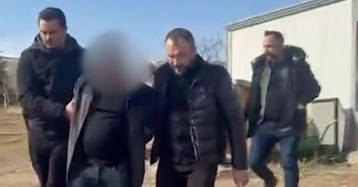 Yakalanmamak için kadın kıyafetleri giyip, sürekli adres değiştirmiş