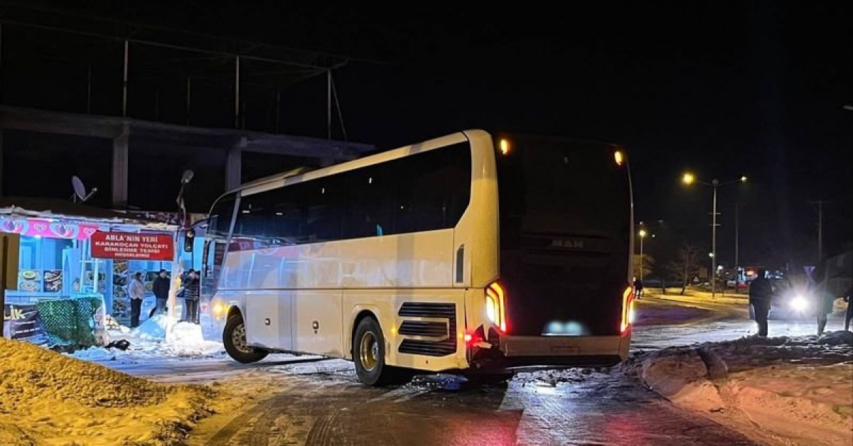 Yolcu otobüsü dinlenme tesisine çarptı