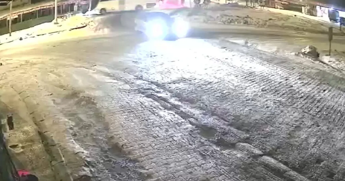 Yolcu otobüsünün dinlenme tesisine çarpması güvenlik kamerasında