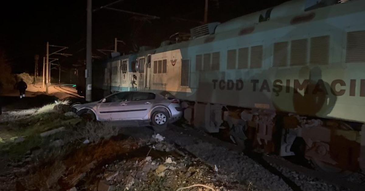 Yük treni otomobile çarptı: 4 yaralı