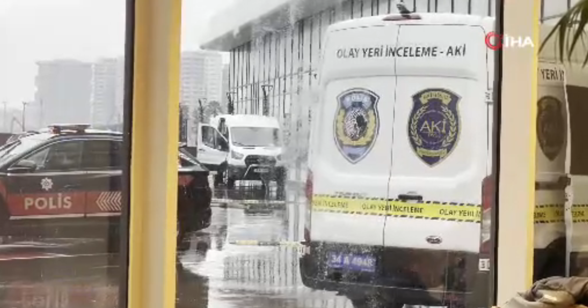 Zeytinburnu’nda siteye bırakılan kargo paketi patladı, 3 kişi yaralandı