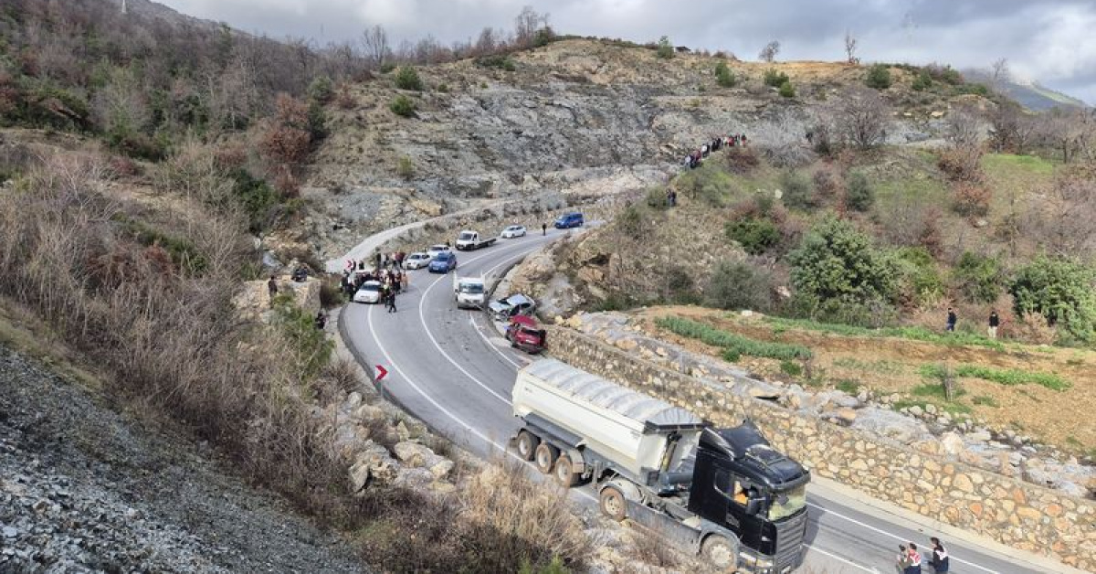 3 araçlı zincirleme kaza: 1 ölü, 3 yaralı