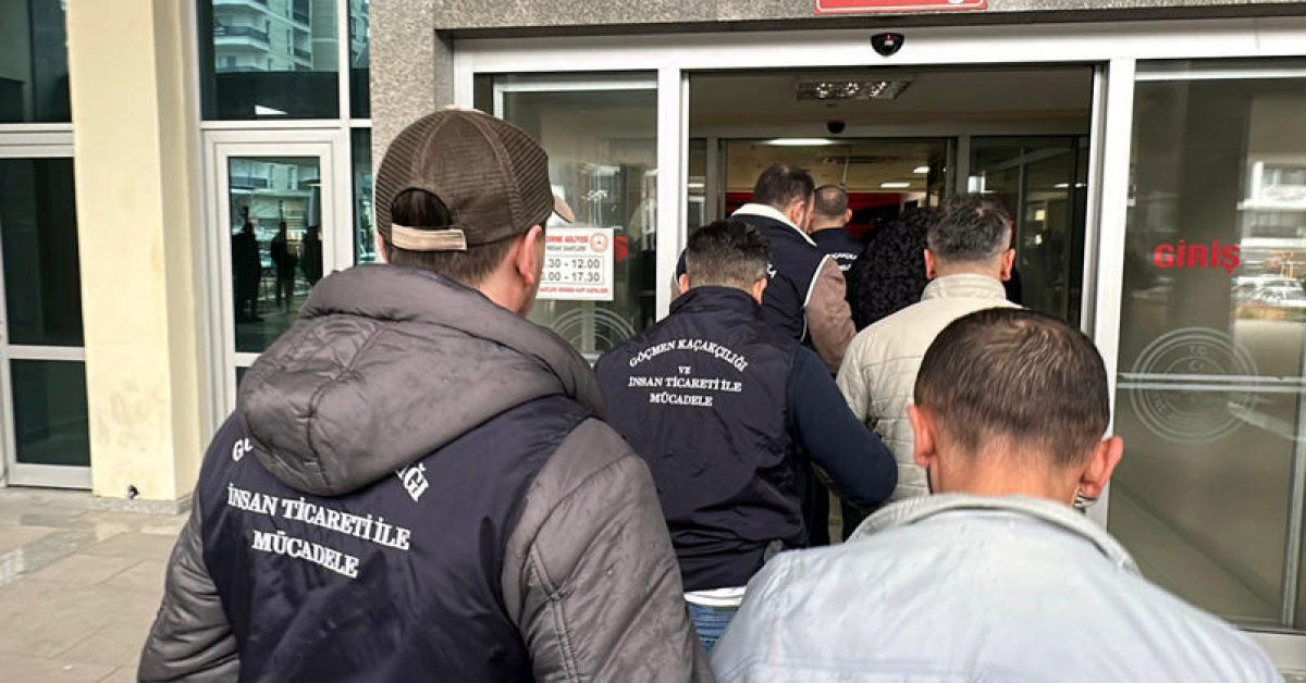 9’u polis 17 kişi için gözaltı kararı