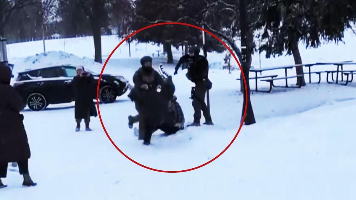 ABD’de yine ICE gerilimi! Göçmenlik polisi silah doğrulttu, gaz attı