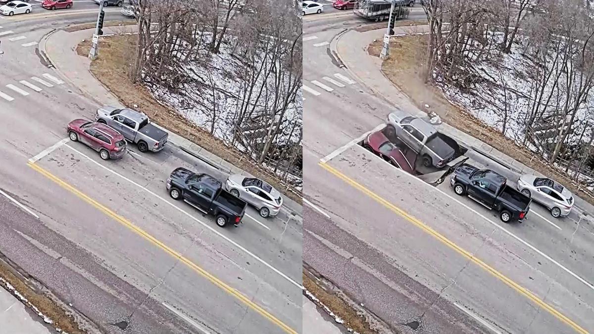 ABD’de yol böyle çöktü! 2 araç oluşan çukura düştü
