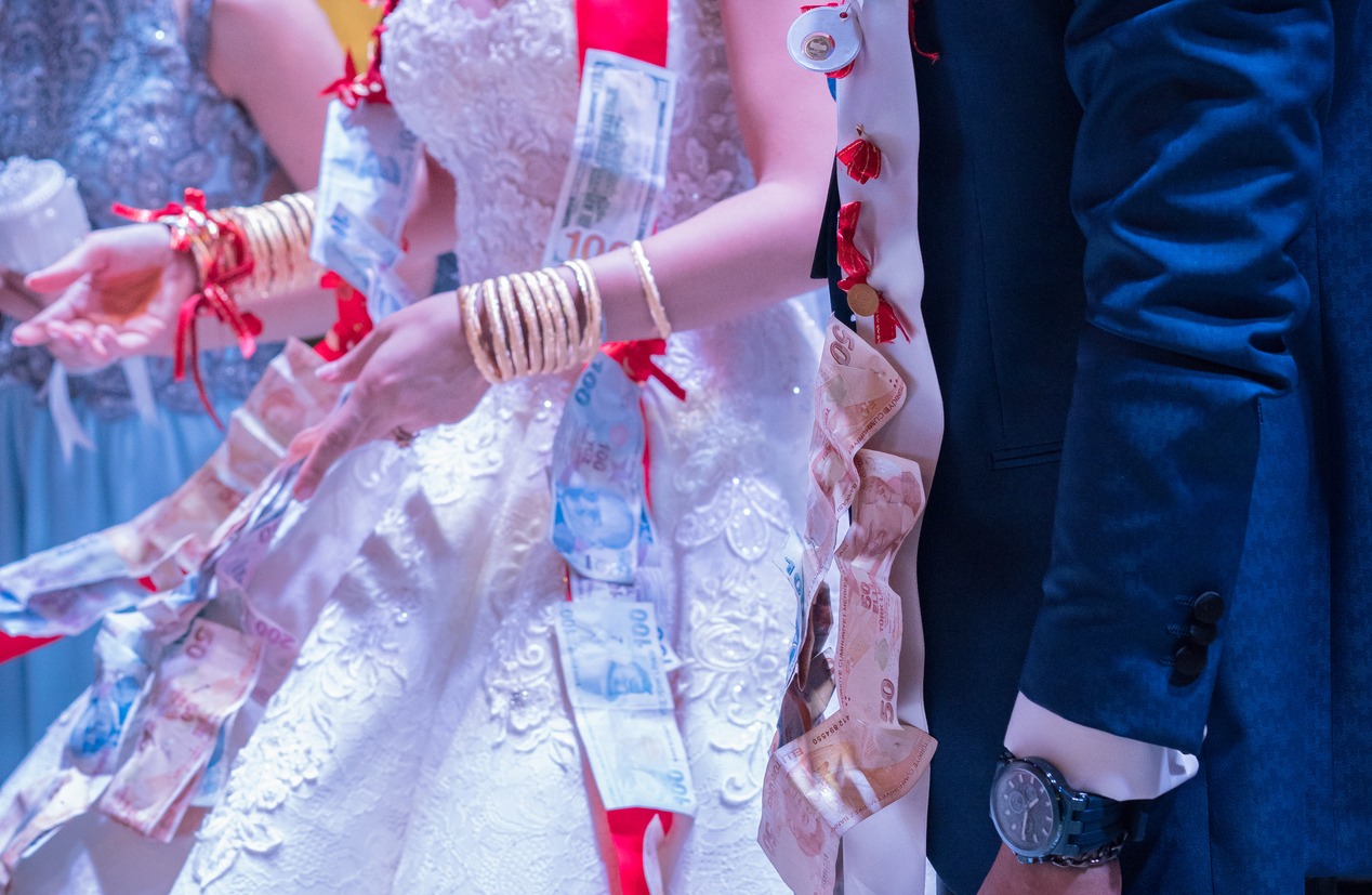 Akrabanın altın intikamı: Düğünde çeyrek altın gelmeyince icra başlattı, kendi taktığı altını geri aldı