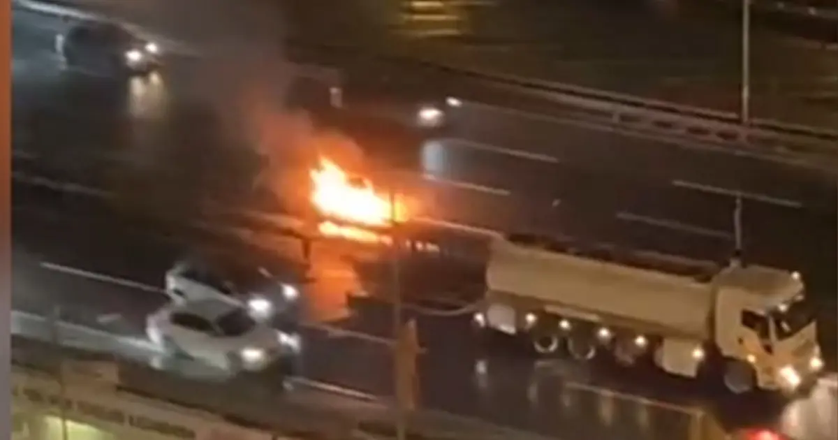 Alev alan aracı köprüden geçen tanker söndürdü