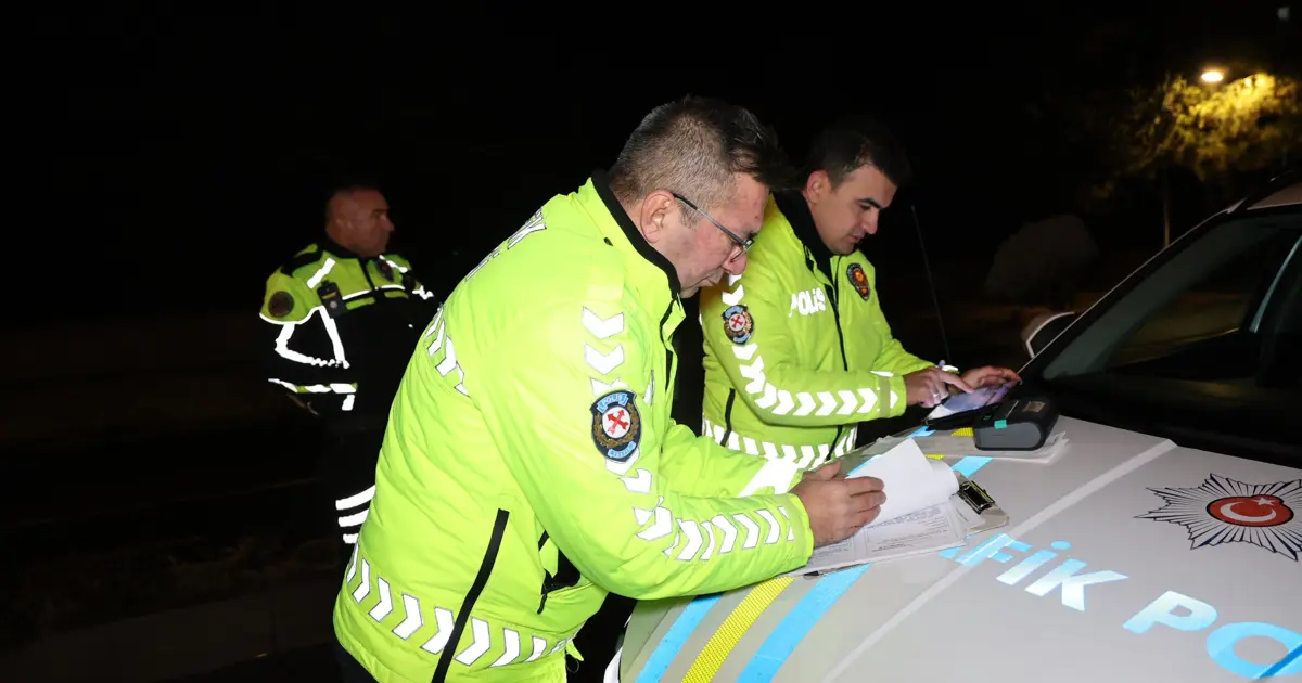 Alkollü sürücü yolda uyudu, uyanınca ilk gördüğü polis oldu