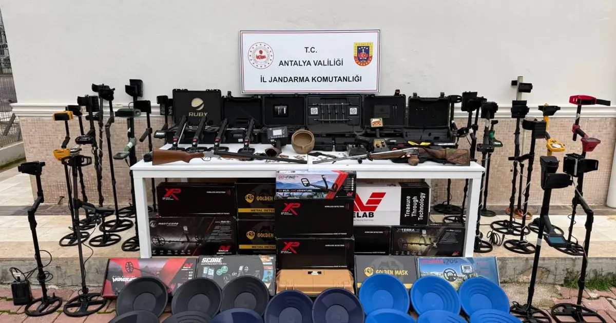 Antalya’da tarihi eser operasyonu: Milyonluk tarihi sikke ve dedektör ele geçirildi