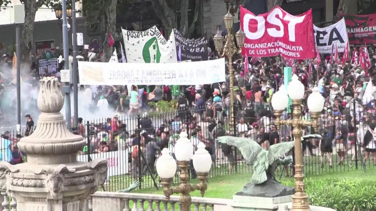 Arjantin sokakları yine karıştı! Hükümetin iş yasasını değiştirme planına dev eylem