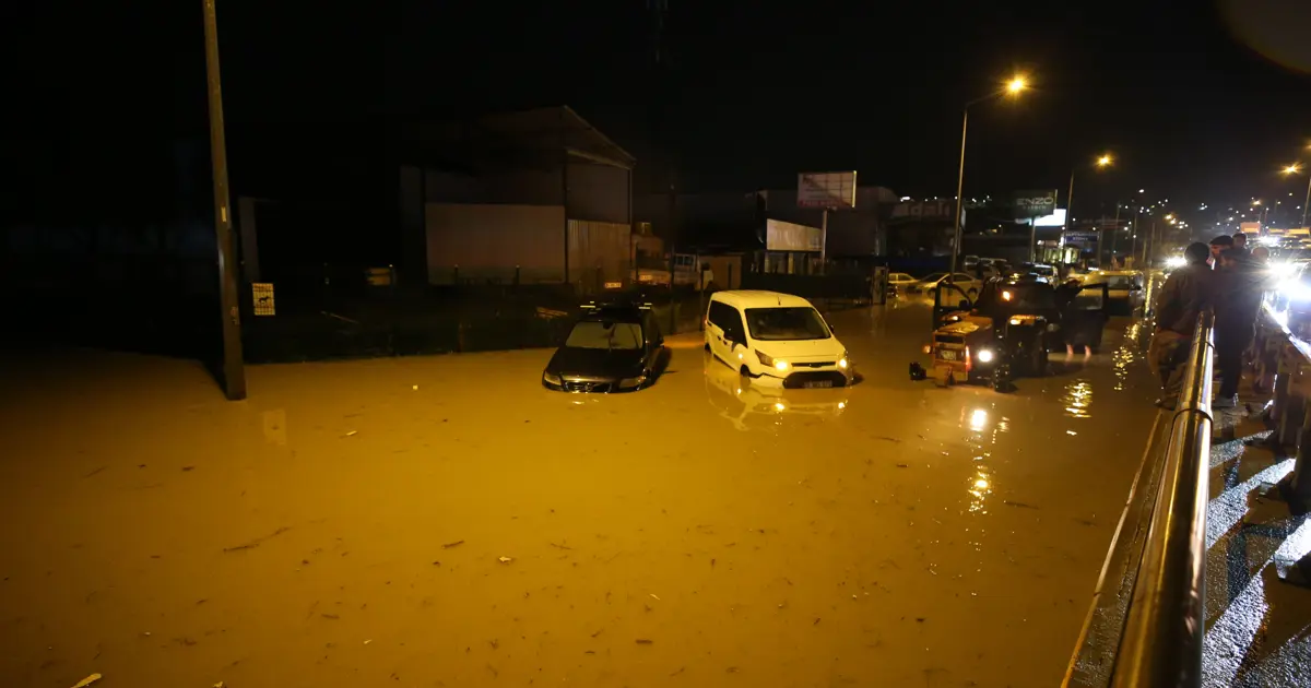 Aydın’da fırtına, sel, dolu. Deniz suyu bulvarla birleşti