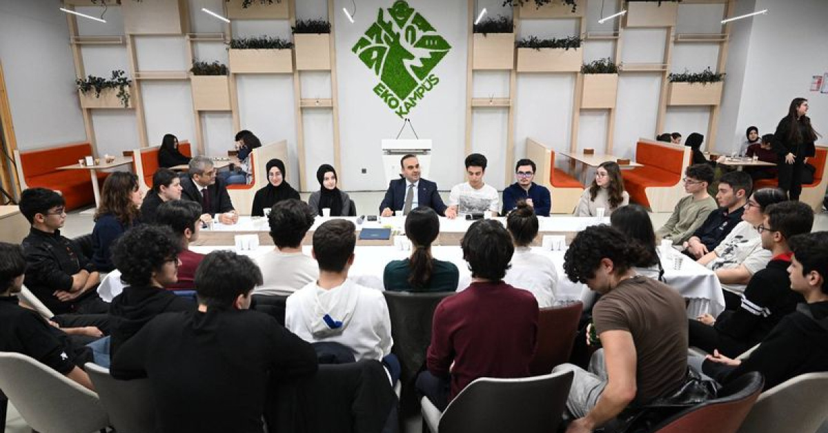 Bakan Kacır, ilk iftarını öğrencilerle yaptı