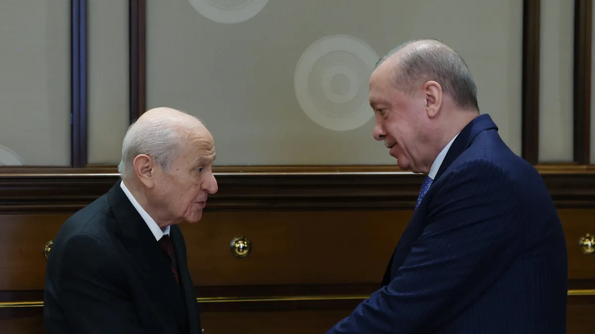 Başkan Erdoğan’dan MHP’nin 57. yıl dönümüne özel hediye! Türk bayrağı motifli 57 gül