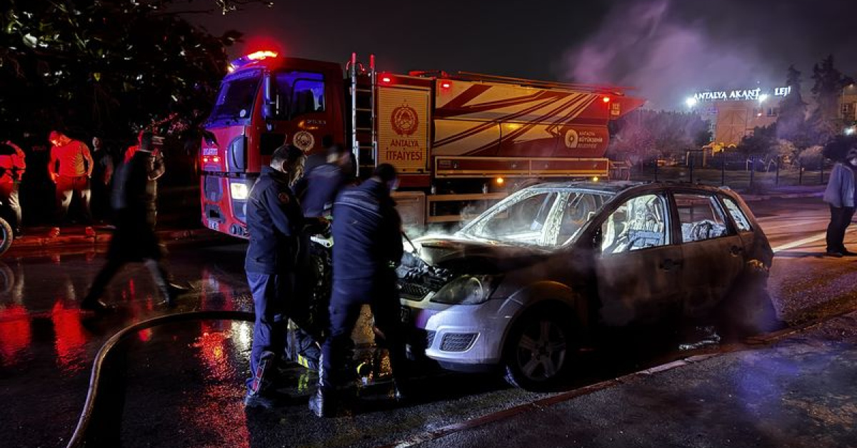 Benzin dökerek 2 aracı ateşe verdi