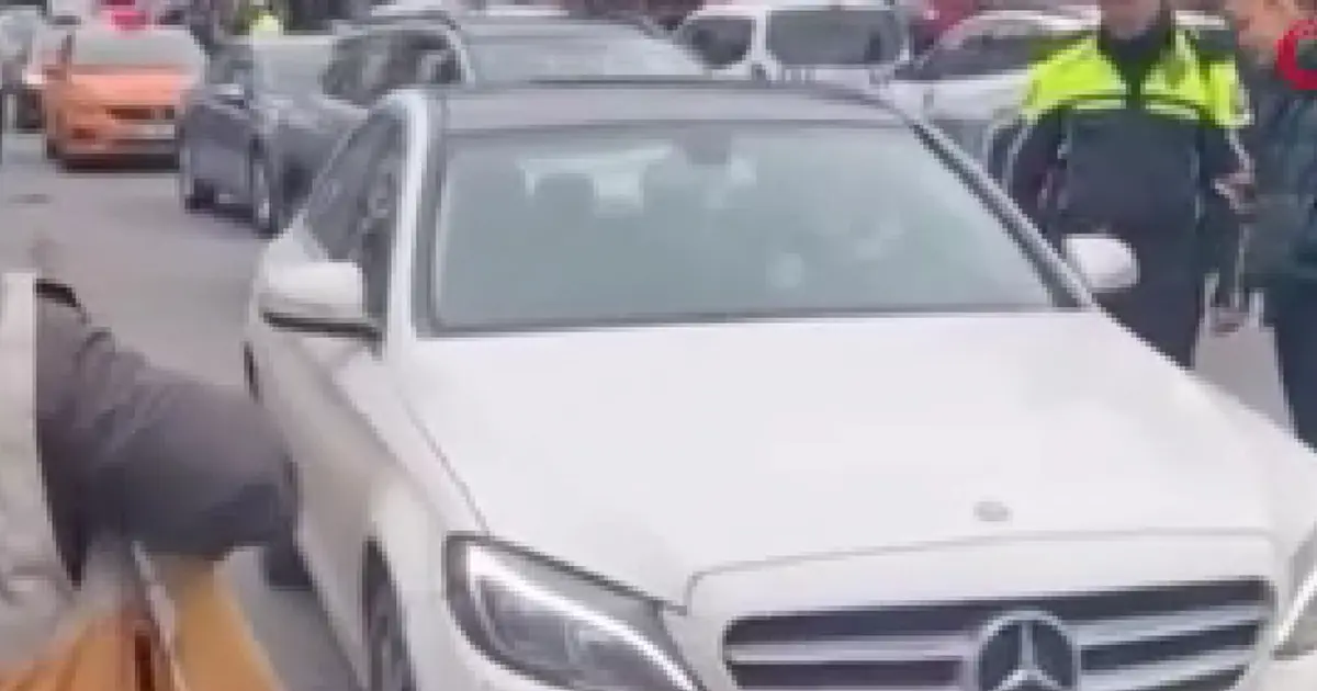 Beşiktaş’ta tuhaf olay. Yolda durdurduğu aracında dans etti