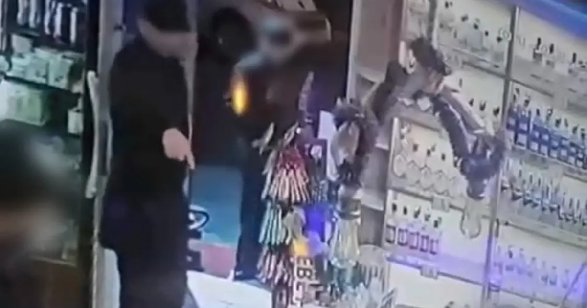 Binbir suratı kurye kılığındaki polis yakaladı. Sipariş notlarına “Zile üç kere basın” yazmış