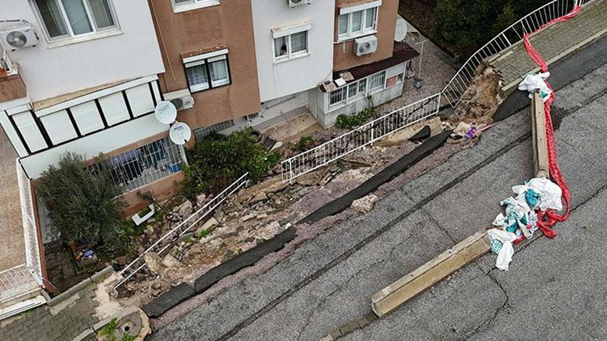 Buca’da istinat duvarı çöktü; apartman sakinleri çözüm bekliyor