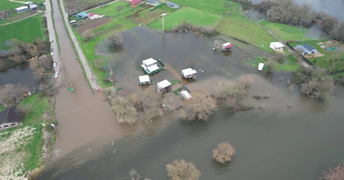 Bursa’da göl taştı. Su seviyesi 10 metre yükseldi, hobi bahçeleri sular altında kaldı