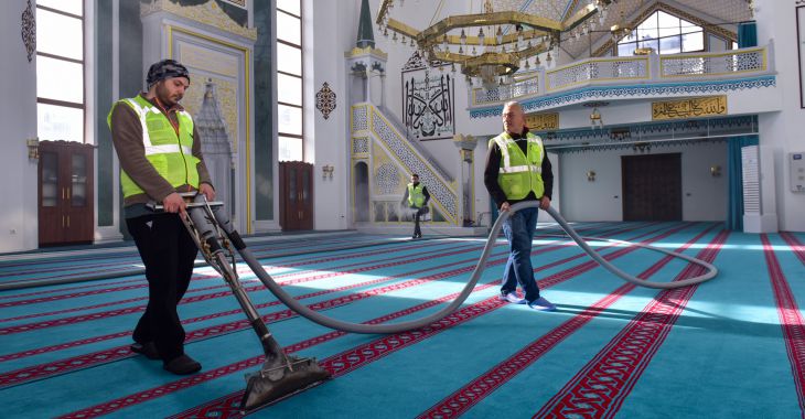 Bursa’daki camilerde Ramazan temizliği