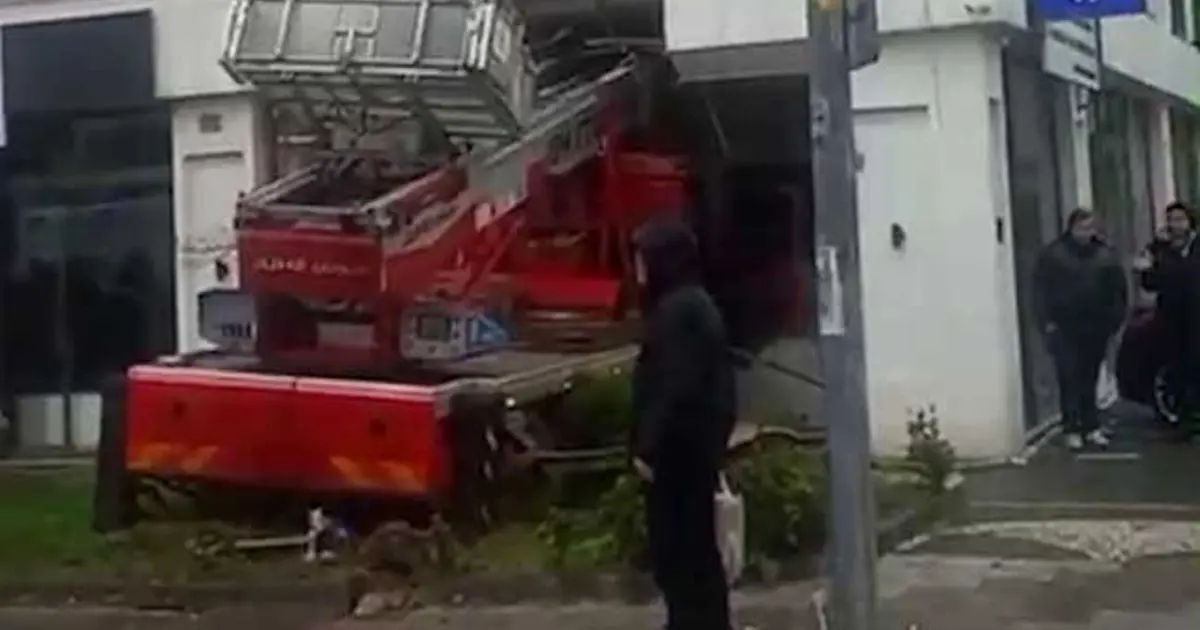 Büyükçekmece’de sepetli vinç diş hekimliği polikliniğine daldı