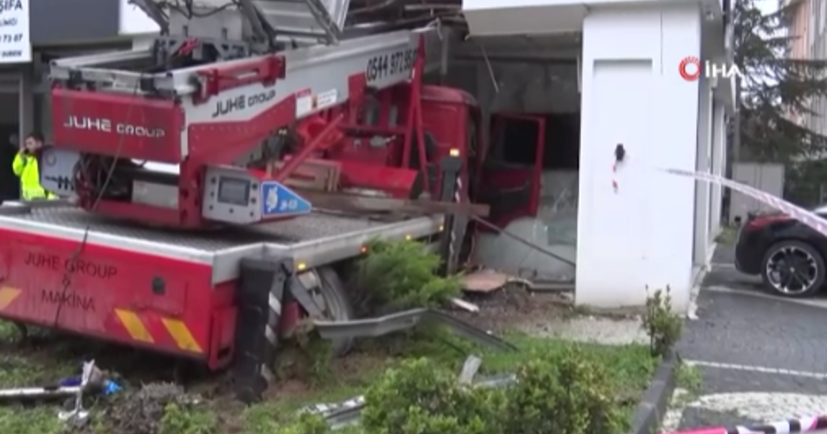 Büyükçekmece’de vinç, diş kliniğine çarptı. Yaralılar var