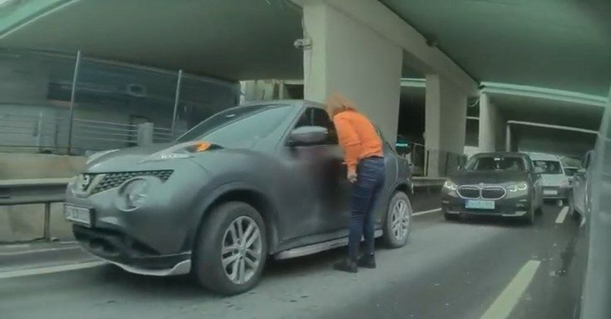 Camını yumruklayıp aynasını kırdı!