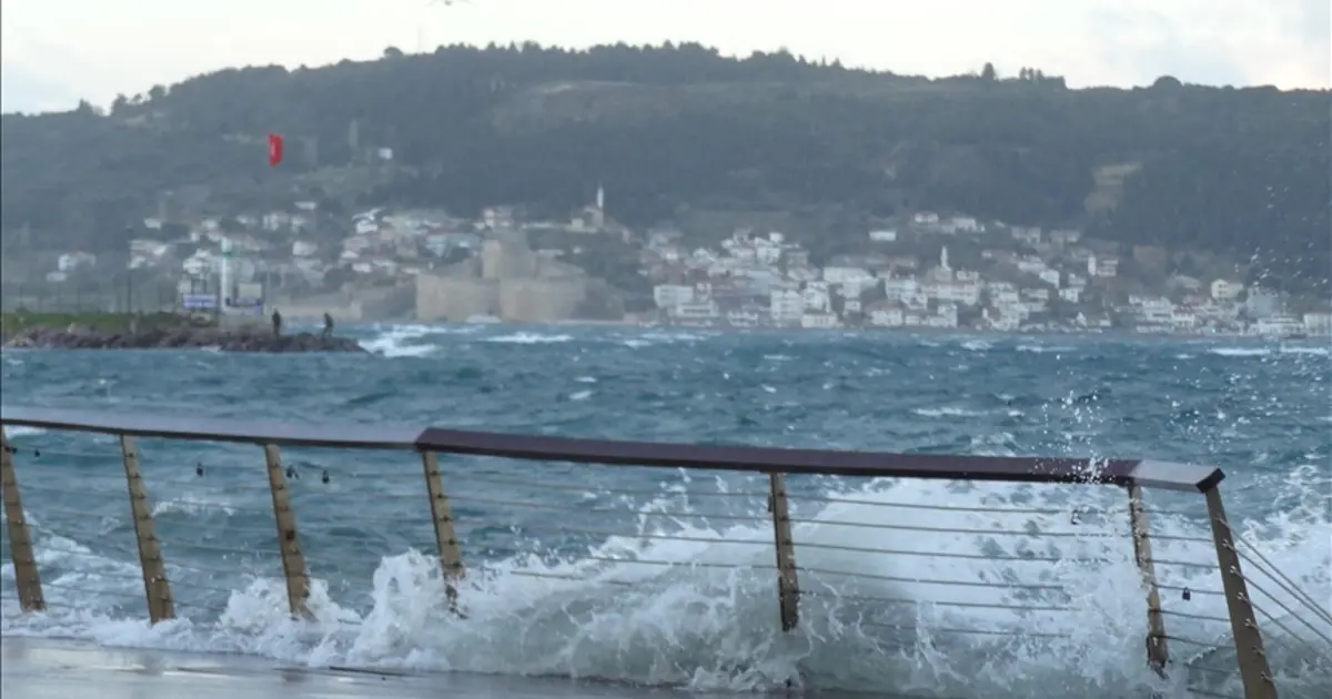 Çanakkale’de transit gemi geçişine fırtına engeli