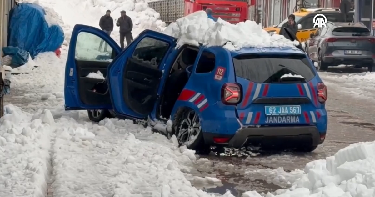 Çatıda biriken kar kütlesi jandarma aracına düştü