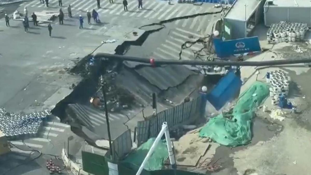 Çin’de yol çöktü: Saniyeler içinde devasa çukur oluştu! İşte r…