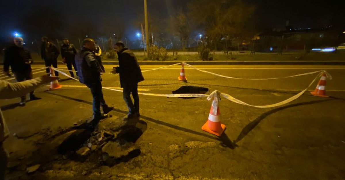 Çöken yolda 1 metrelik çukur oluştu