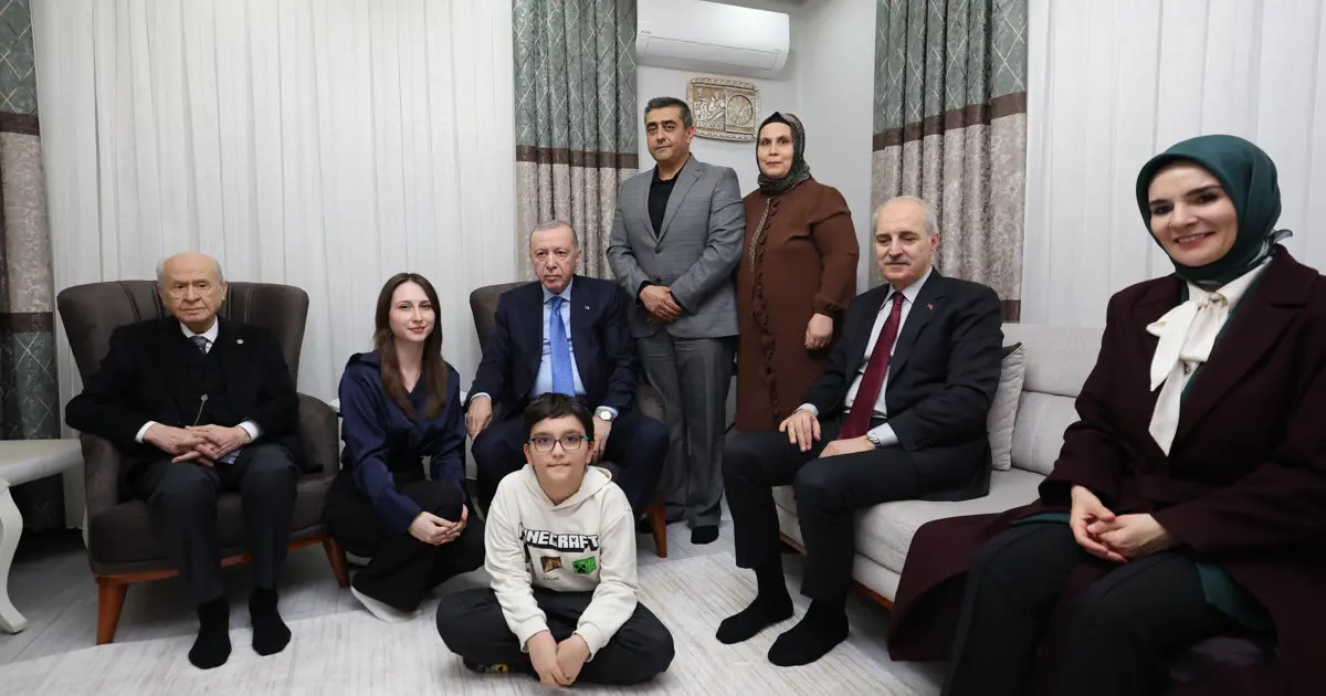 Cumhurbaşkanı Erdoğan ve Bahçeli’den depremzede aileye ziyaret