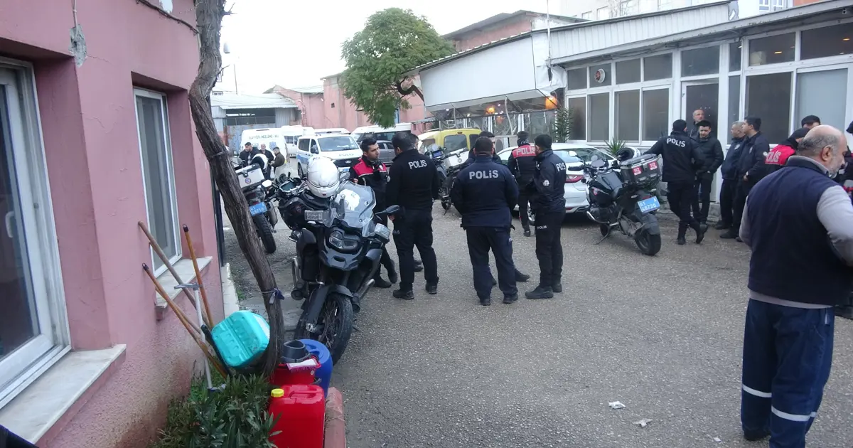 Dedikoduları duydu, eski iş yerini bastı. 2’si ağır 4 yaralı