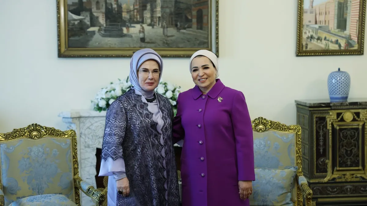 Emine Erdoğan Sisi’nin eşi Entissar Amer ile görüştü