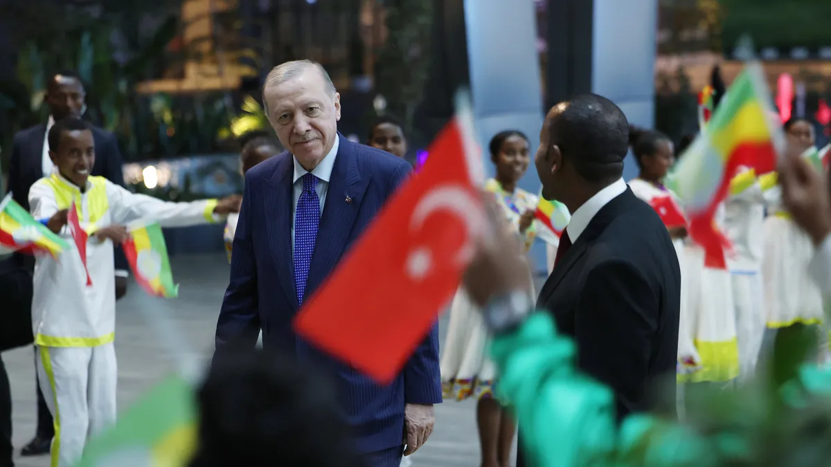 Etiyopya’da çocuklardan Başkan Erdoğan’a Türk bayraklarıyla karşılama