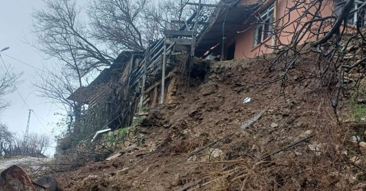 Evin istinat duvarı çöktü