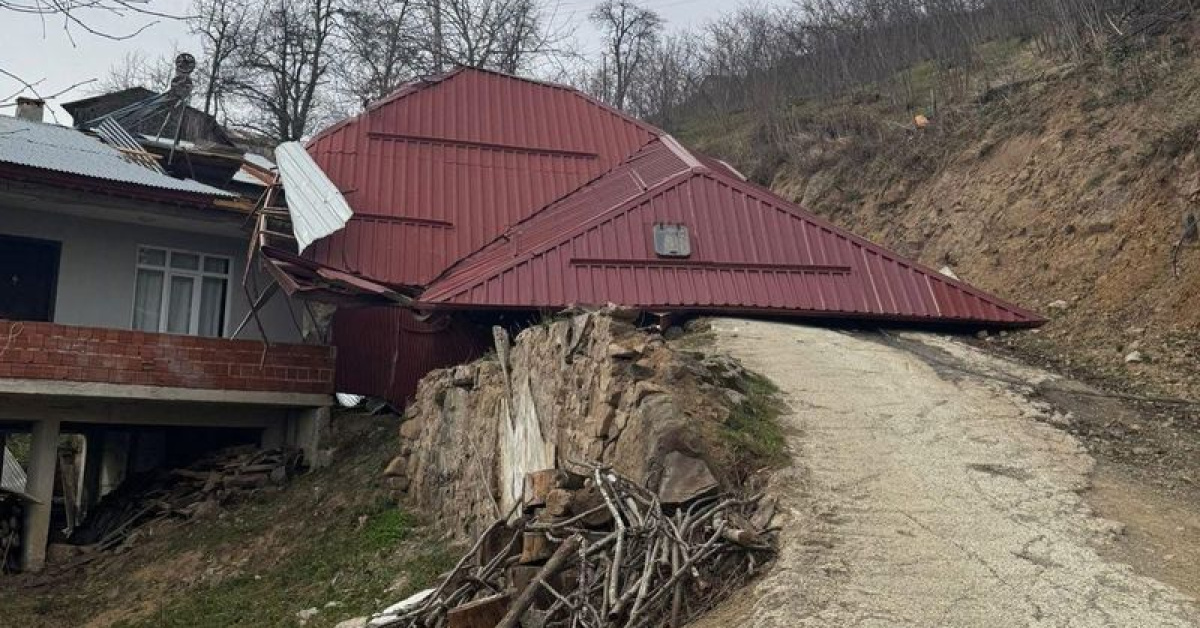 Fırtına nedeniyle bazı evlerin çatısı uçtu