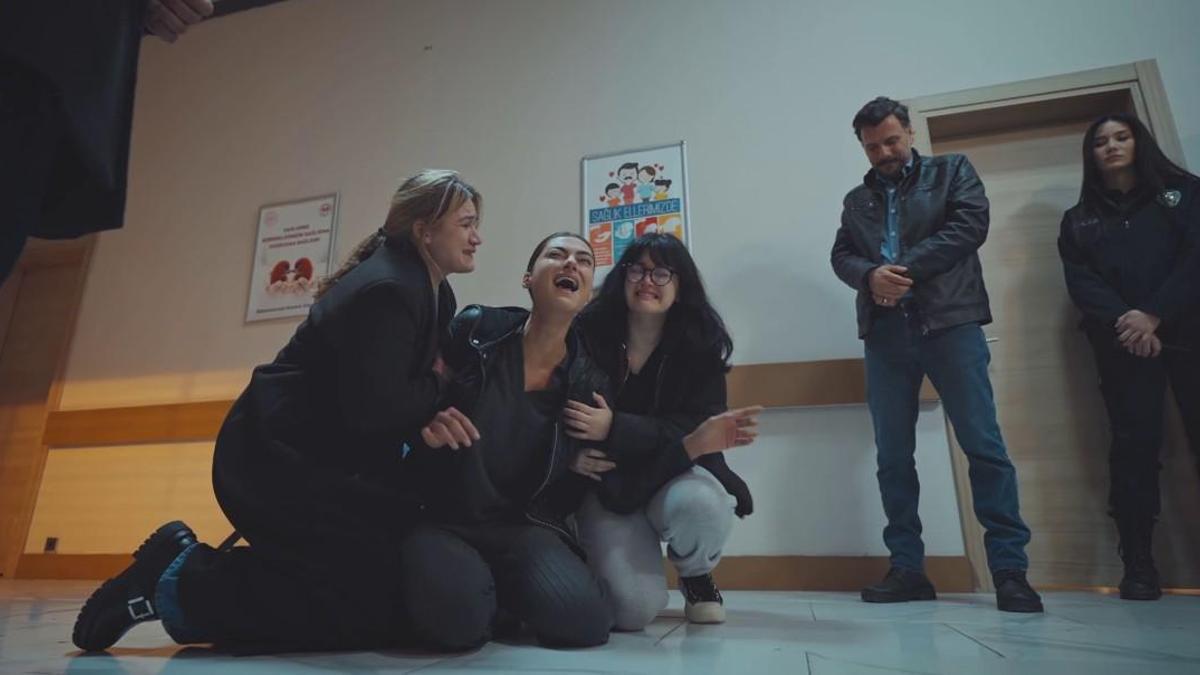 Güllü’den “gitme” çalarken yıkıldılar!